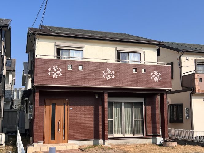 【外壁塗装・屋根塗装】　　　　　　　　神戸市北区M様邸☆施主様の想い 外壁ベランダの壁にアクセントを塗装してホワイト×ベージュの爽やかな色合いに  ☆備考 屋根ソーラーパネルを外さず耐候性の良いシール工法