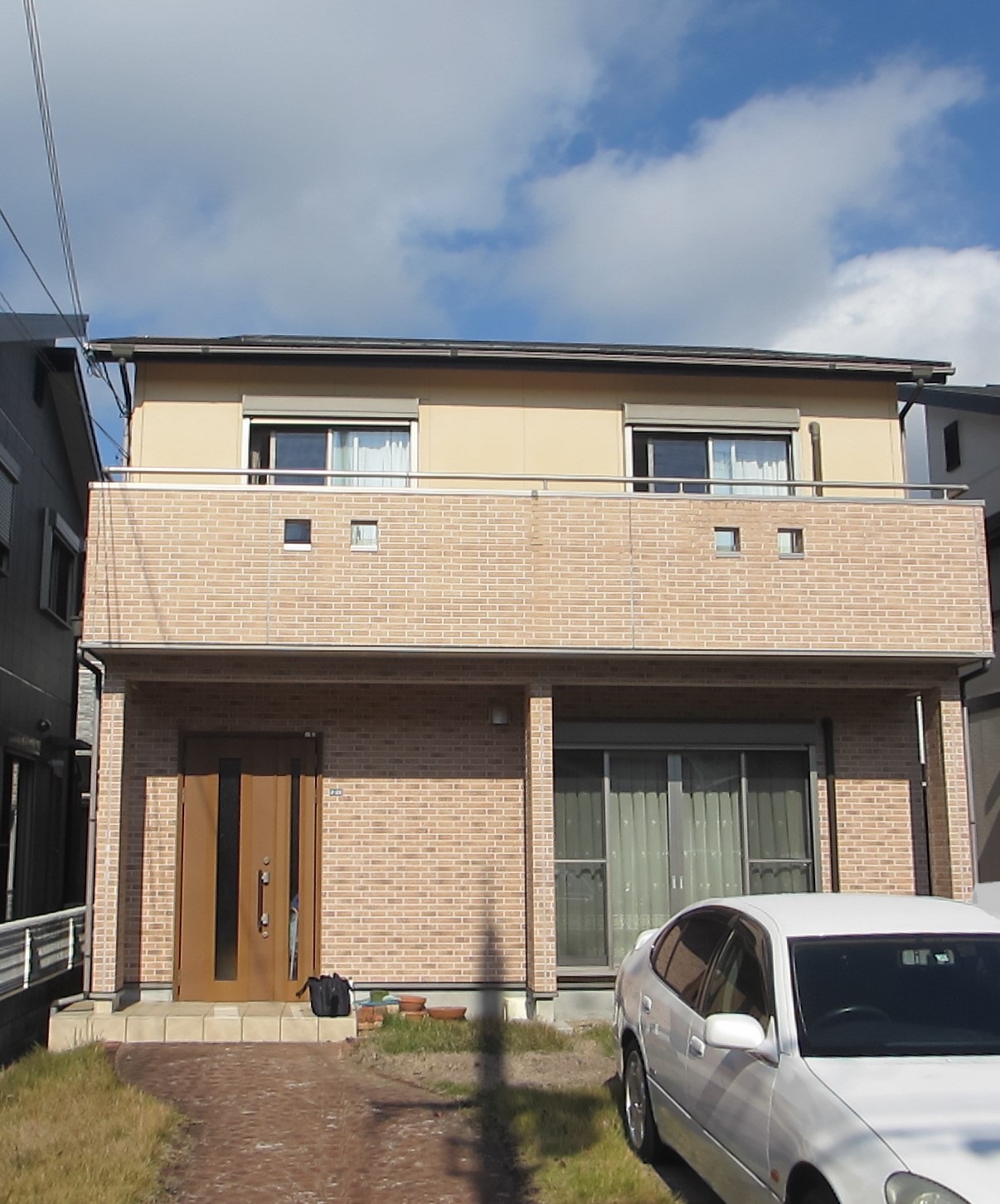 【外壁塗装・屋根塗装】　　　　　　　　神戸市北区M様邸☆施主様の想い 外壁ベランダの壁にアクセントを塗装してホワイト×ベージュの爽やかな色合いに  ☆備考 屋根ソーラーパネルを外さず耐候性の良いシール工法