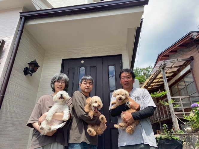 玄関ポーチを多彩塗り外壁は淡色の2色を　M様邸　神戸市北区