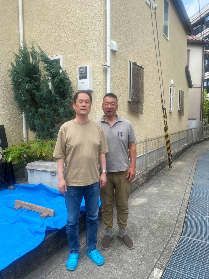 　外壁は前からのアイボリー系で玄関の周りをワンポイントでレモン色で明るい雰囲気に宝塚市　M様